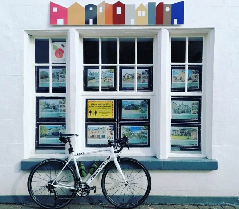 https://thw.develop4.propertystream.co/content/uploads/2021/06/Travel-links-Content-with-media-800x700-3.jpg